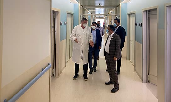 immagine delegazione uzbeka che in visita alla Clinica di Porto Potenza Picena
